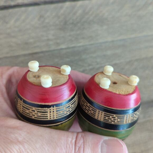 Vintage Carved Wood Souvenir Mexico Salt and Pepper Shakers Red and Green - Picture 9 of 10